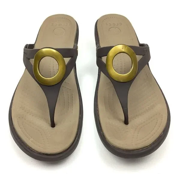 Crocs Sanrah Brown Gold Circle Accent Flip Flop Thong Sandals Women 9 Low Wedge - Picture 2 of 14